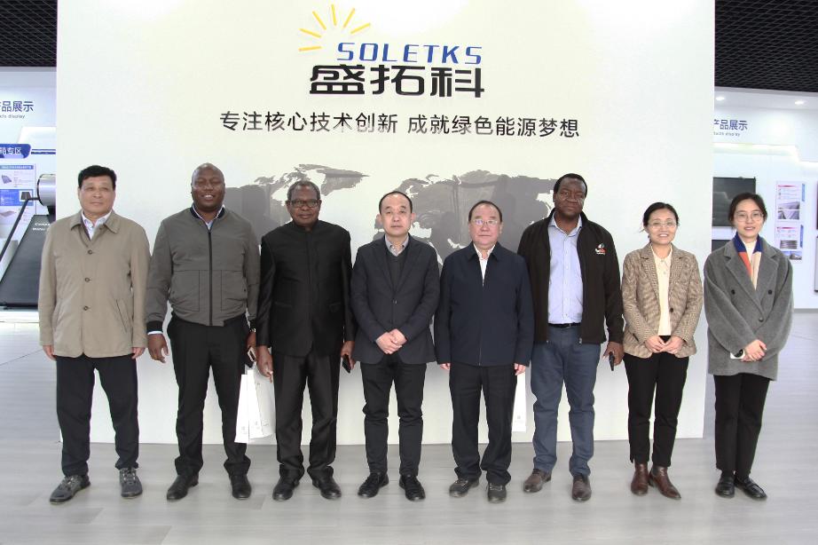 El Embajador de Zimbabwe, Martin Chedondo, y su delegación visitan el Grupo SOLETKS