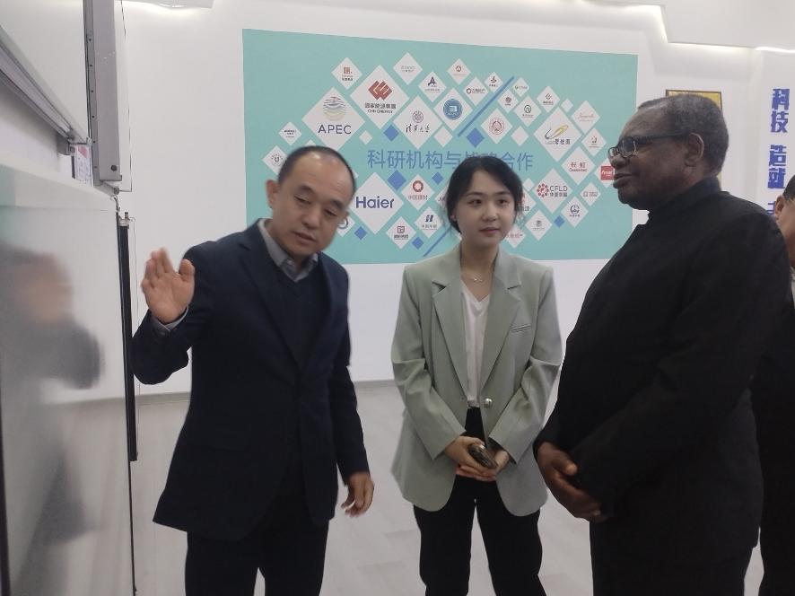 El embajador de Zimbabwe, Martin Chedondo, y su delegación visitan el Grupo SOLETKS