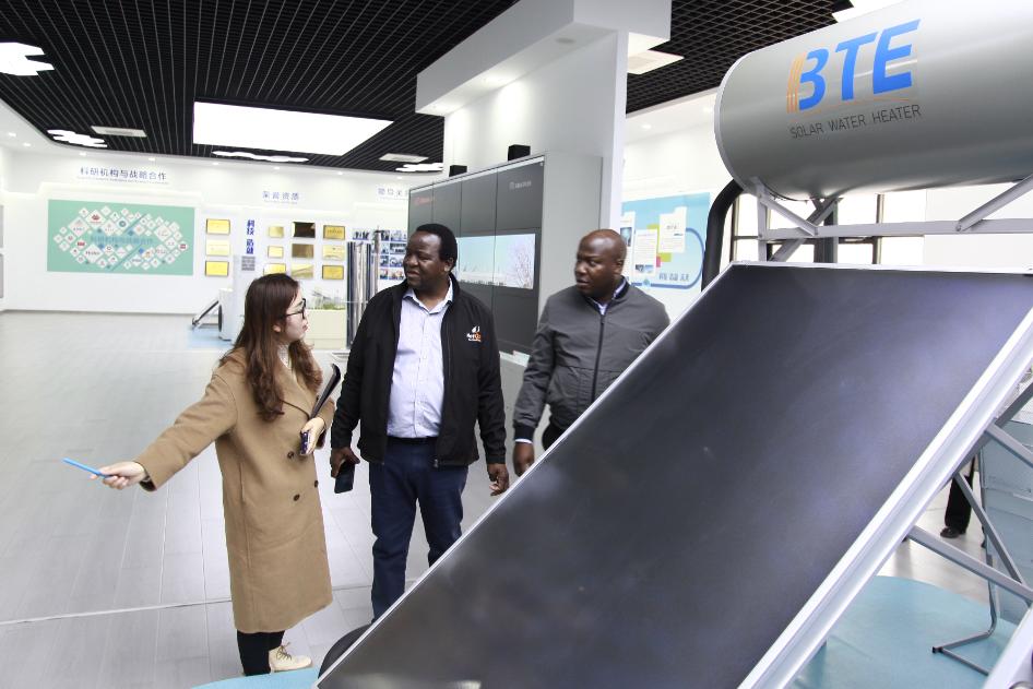 El Embajador de Zimbabwe, Martin Chedondo, y su delegación visitan el Grupo SOLETKS