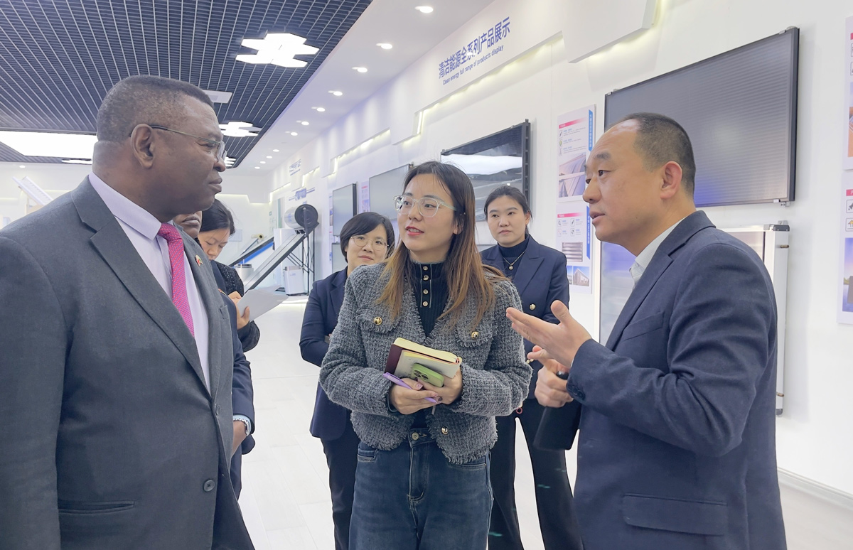 El Embajador de Zambia visitó el Grupo SOLETKS para discutir las perspectivas de cooperación en nuevas energías solares.