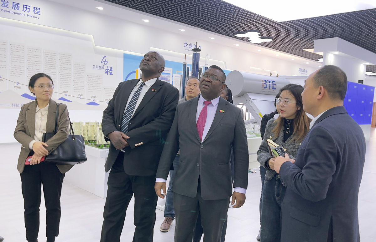 El Embajador de Zambia visitó el Grupo SOLETKS para discutir las perspectivas de cooperación en nuevas energías solares.