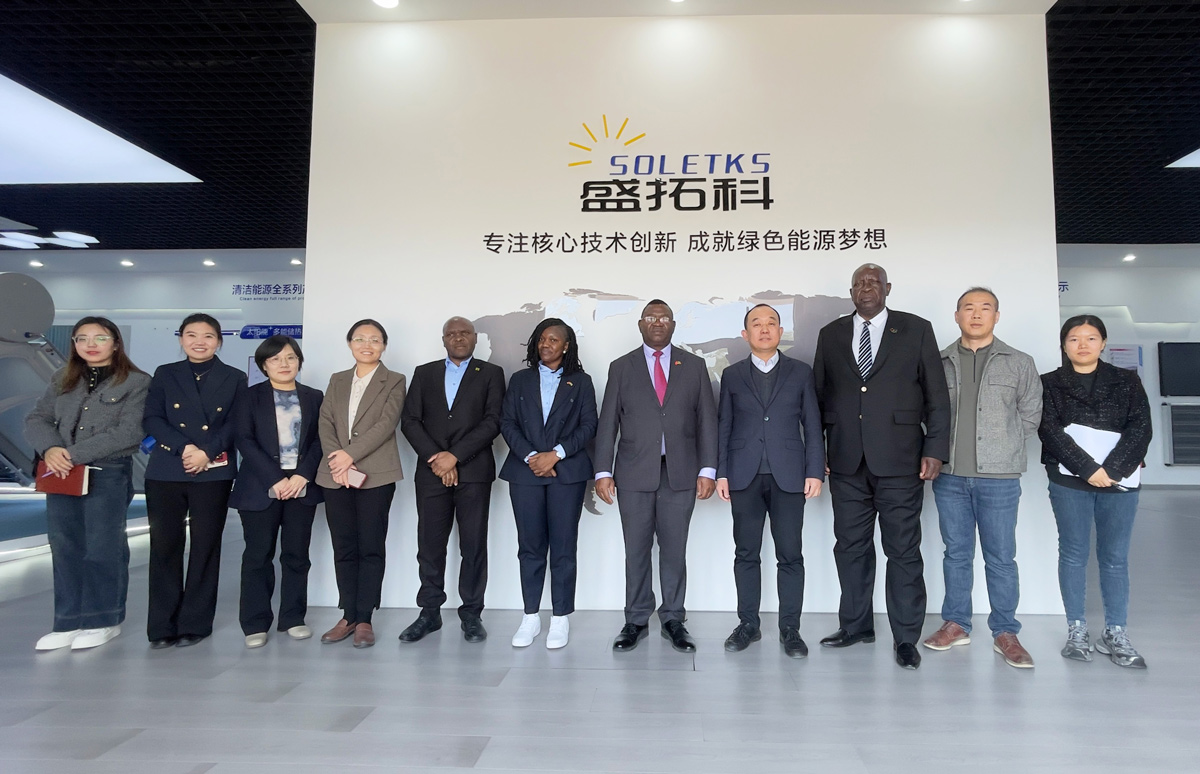 El Embajador de Zambia visitó el Grupo SOLETKS para discutir las perspectivas de cooperación en nuevas energías solares.